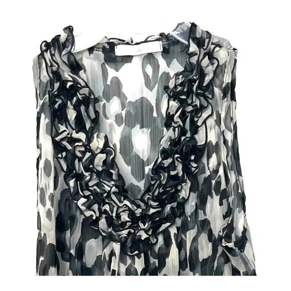 CHARLOTTE RUSSE SLEEVELESS RUFFLED V-NECK BLOUSE, WOMENS, L-BLACK & GREY LEOPARD - Picture 2 of 9